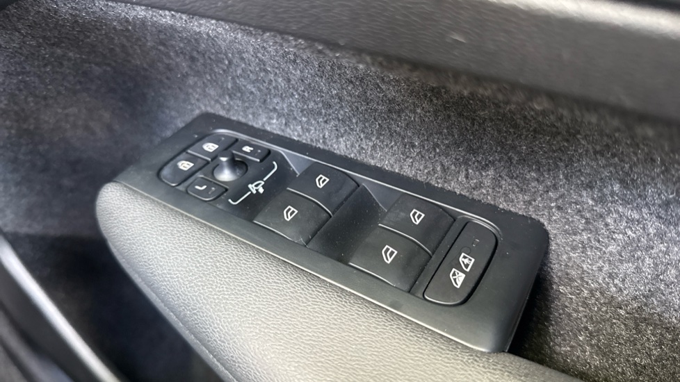 Volvo XC40 2.0 B3P Plus Dark 5dr Auto Petrol Estate - Image 24
