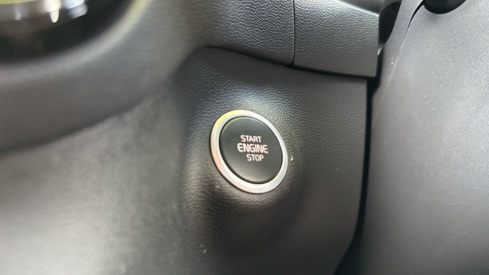 Volvo XC40 2.0 B3P Plus Dark 5dr Auto Petrol Estate - Image 27