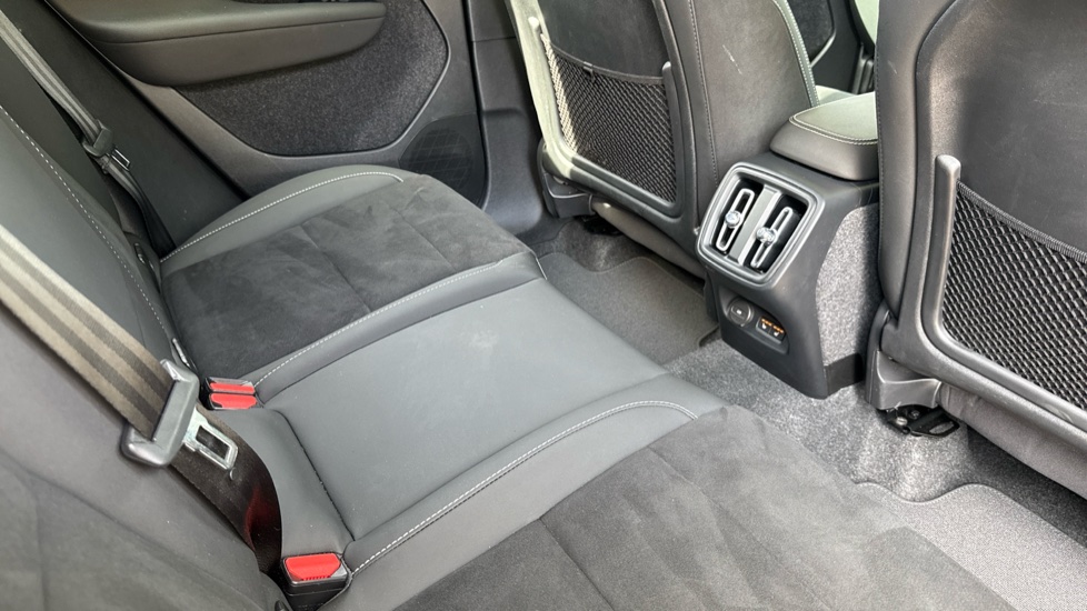 Volvo XC40 2.0 B3P Plus Dark 5dr Auto Petrol Estate - Image 34