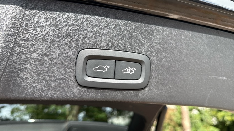 Volvo XC40 2.0 B3P Plus Dark 5dr Auto Petrol Estate - Image 35