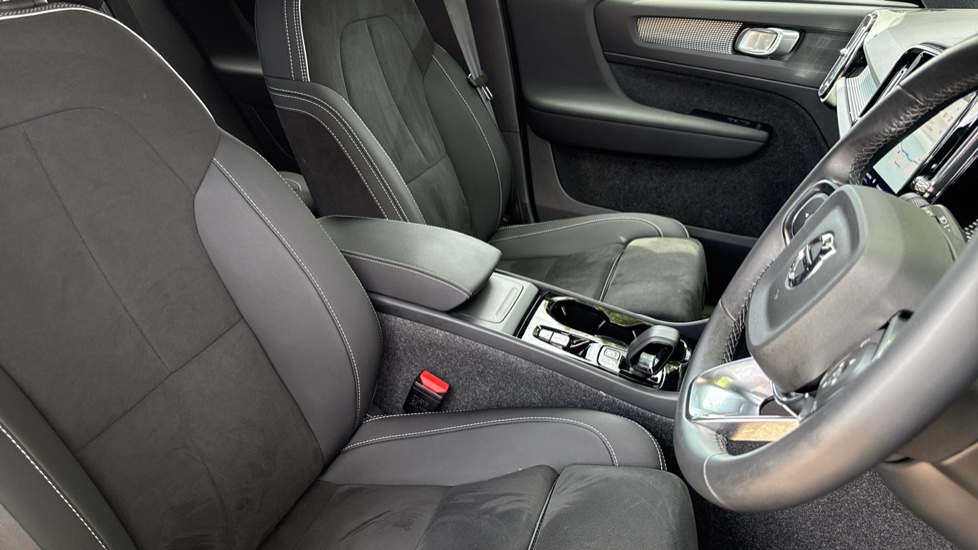 Volvo XC40 2.0 B3P Plus Dark 5dr Auto Petrol Estate - Image 40