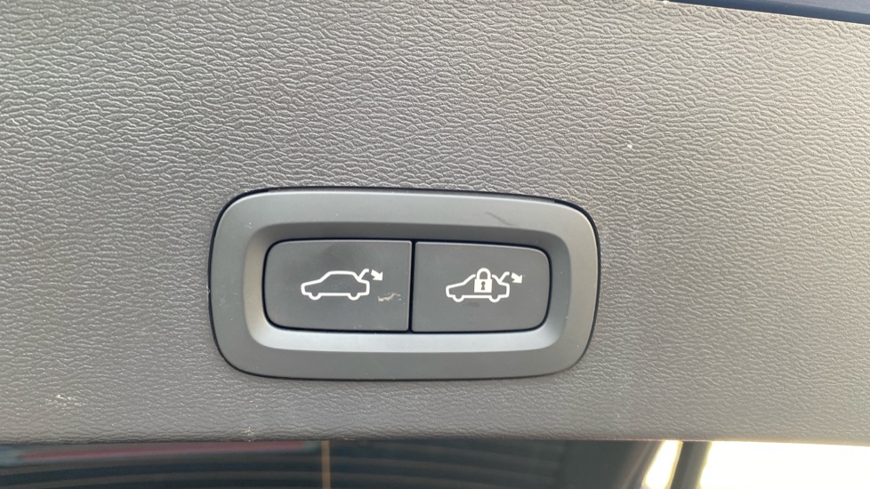 Volvo XC40 2.0 B3P Plus Dark 5dr Auto Petrol Estate - Image 35