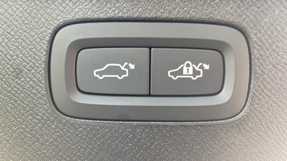 Volvo XC90 2.0 B5P Ultra Dark 5dr AWD Geartronic Petrol Estate - Image 33