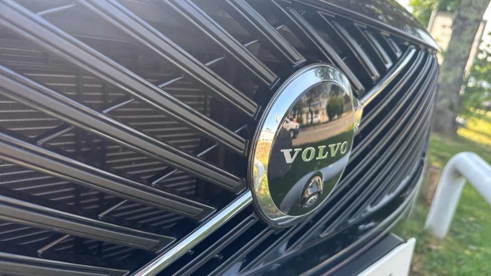Volvo XC90 2.0 B5P Ultra Dark 5dr AWD Geartronic Petrol Estate - Image 48