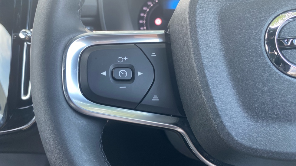 Volvo XC40 2.0 B4P Plus Dark 5dr Auto Petrol Estate - Image 20