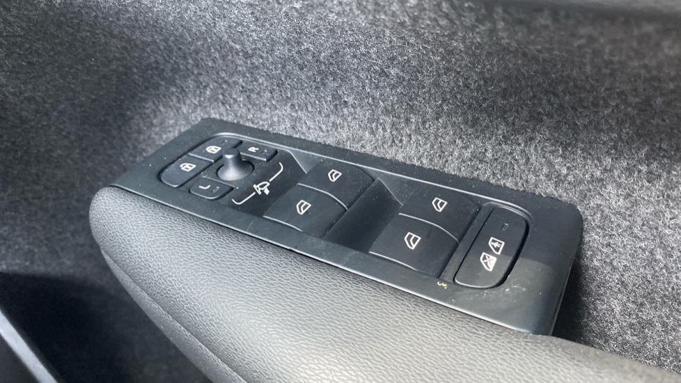 Volvo XC40 2.0 B4P Plus Dark 5dr Auto Petrol Estate - Image 23