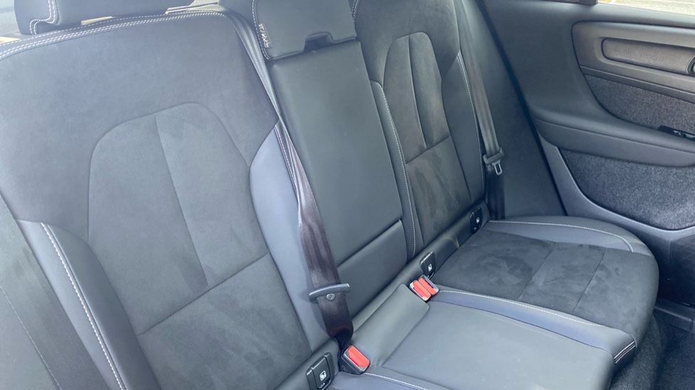 Volvo XC40 2.0 B4P Plus Dark 5dr Auto Petrol Estate - Image 32