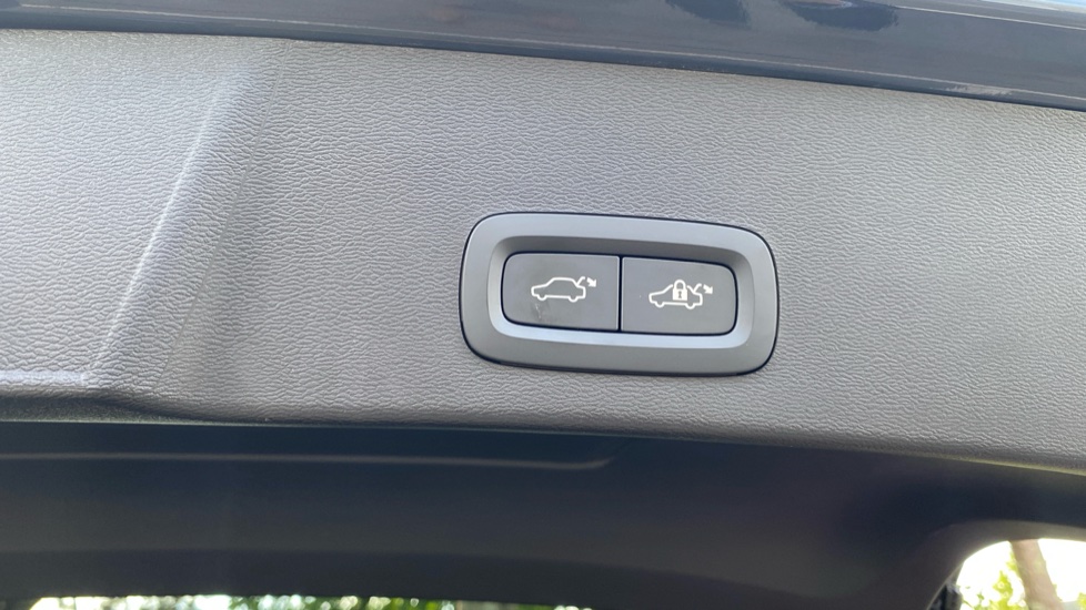 Volvo XC40 2.0 B4P Plus Dark 5dr Auto Petrol Estate - Image 34