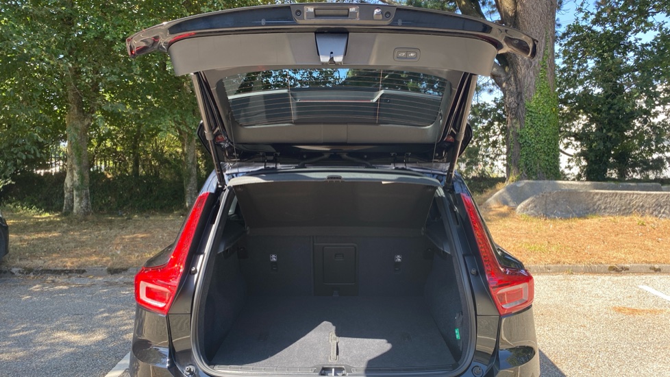 Volvo XC40 2.0 B4P Plus Dark 5dr Auto Petrol Estate - Image 13
