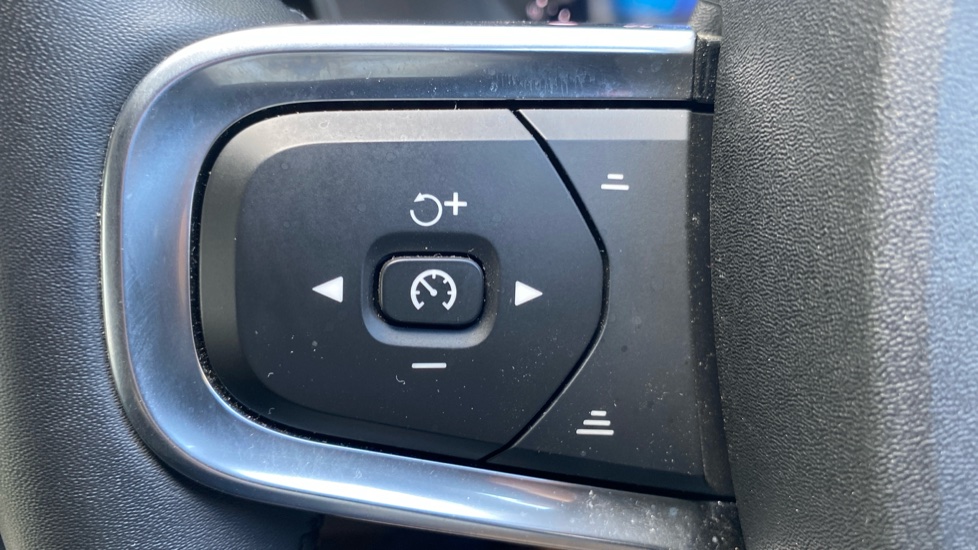 Volvo XC40 2.0 B4P Plus Dark 5dr Auto Petrol Estate - Image 21