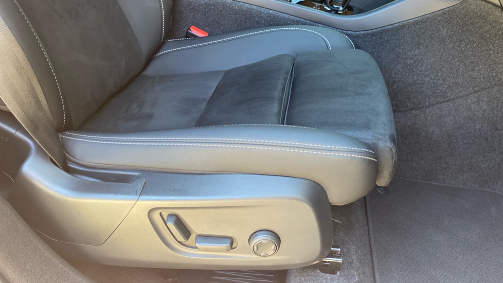 Volvo XC40 2.0 B4P Plus Dark 5dr Auto Petrol Estate - Image 30