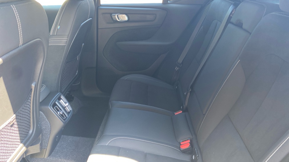 Volvo XC40 2.0 B4P Plus Dark 5dr Auto Petrol Estate - Image 33