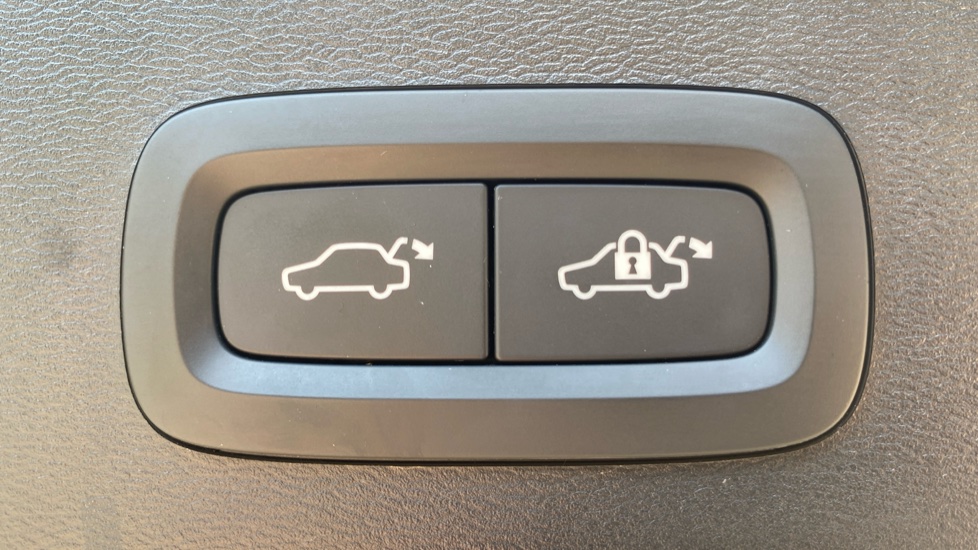 Volvo XC40 2.0 B4P Plus Dark 5dr Auto Petrol Estate - Image 35