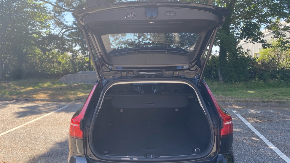 Volvo V60 2.0 B4P Plus Dark 5dr Auto [7 speed] Petrol Estate - Image 13