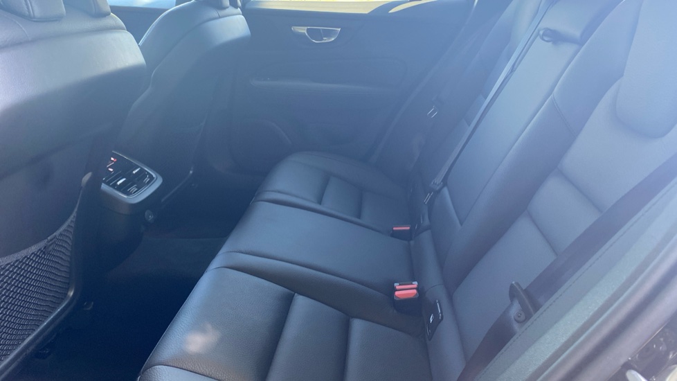 Volvo V60 2.0 B4P Plus Dark 5dr Auto [7 speed] Petrol Estate - Image 31