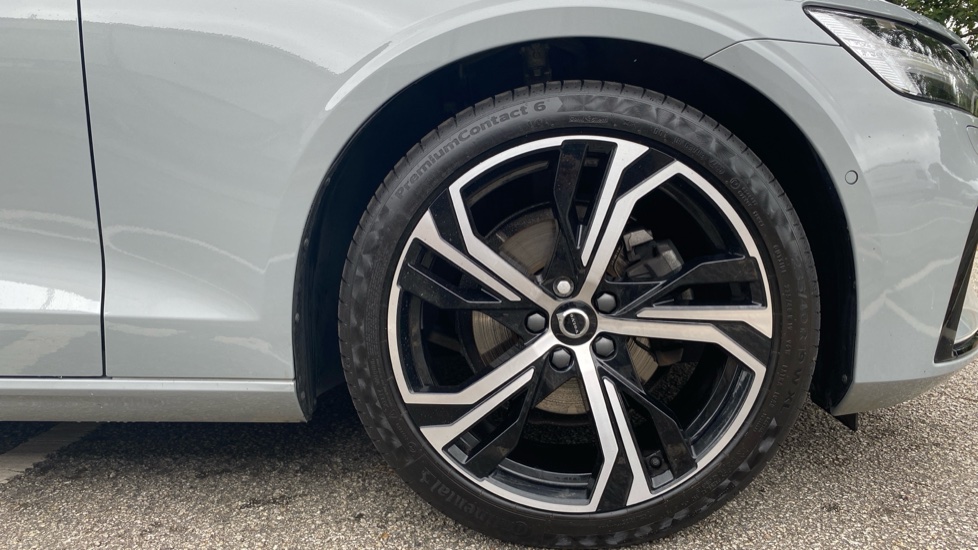 Volvo V60 2.0 B4P Ultra Dark 5dr Auto Petrol Estate - Image 9
