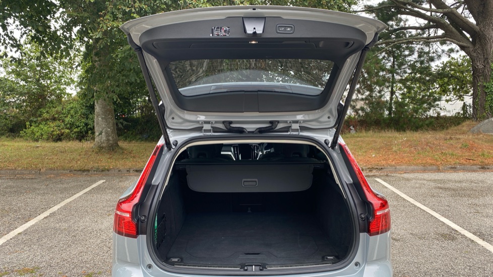 Volvo V60 2.0 B4P Ultra Dark 5dr Auto Petrol Estate - Image 13