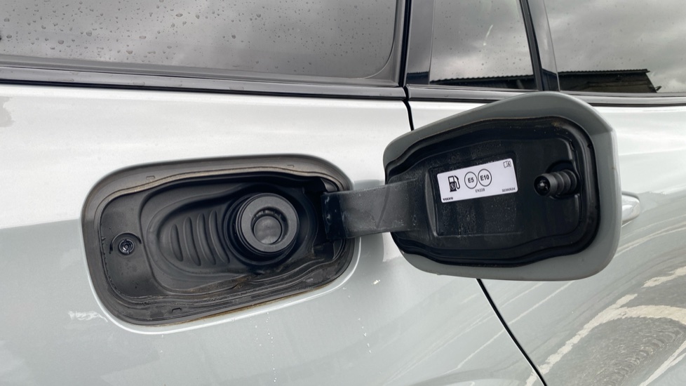 Volvo V60 2.0 B4P Ultra Dark 5dr Auto Petrol Estate - Image 16