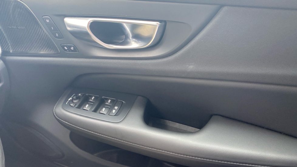 Volvo V60 2.0 B4P Ultra Dark 5dr Auto Petrol Estate - Image 29
