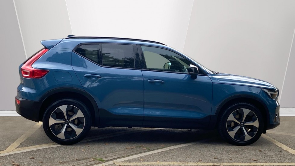Volvo XC40 2.0 B4P Ultimate Dark 5dr Auto Petrol Estate - Image 3