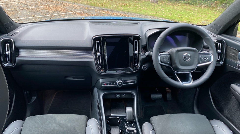 Volvo XC40 2.0 B4P Ultimate Dark 5dr Auto Petrol Estate - Image 5