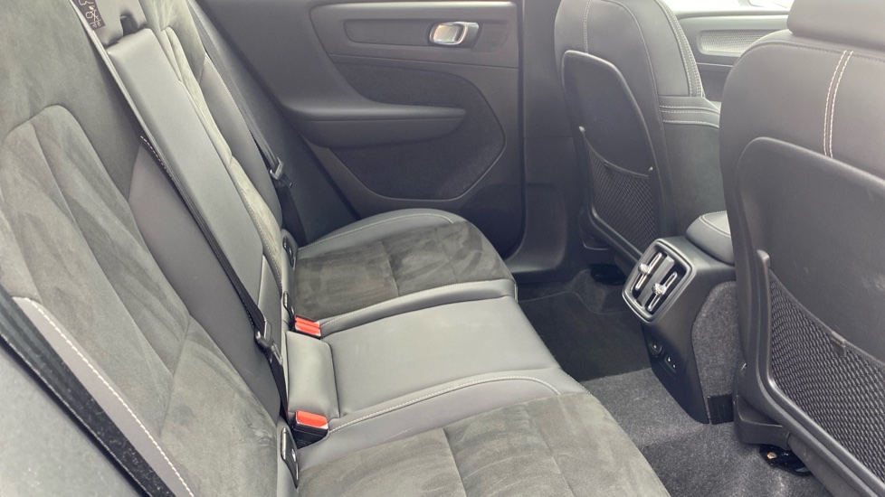 Volvo XC40 2.0 B4P Ultimate Dark 5dr Auto Petrol Estate - Image 6