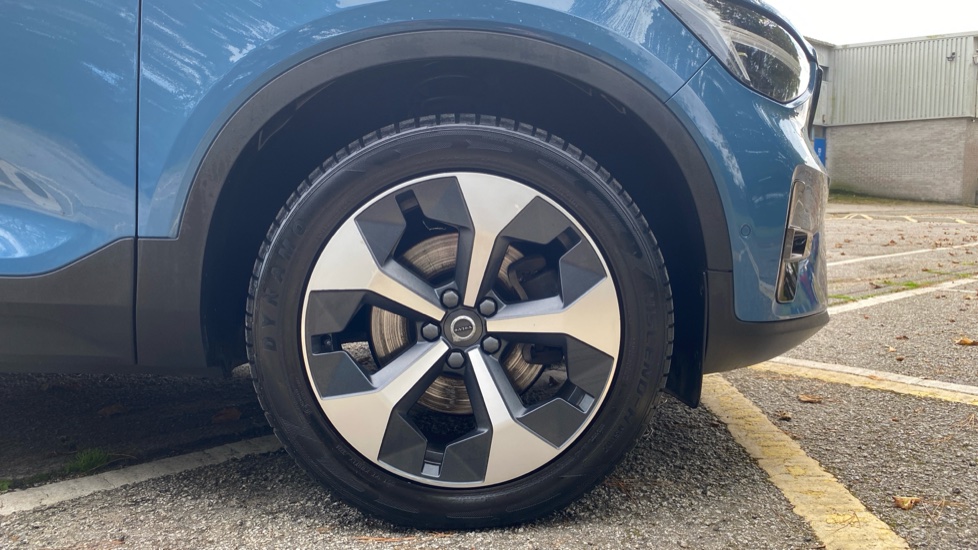 Volvo XC40 2.0 B4P Ultimate Dark 5dr Auto Petrol Estate - Image 9