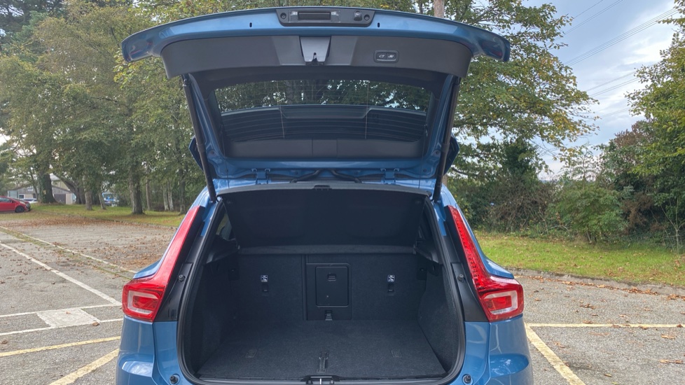 Volvo XC40 2.0 B4P Ultimate Dark 5dr Auto Petrol Estate - Image 13