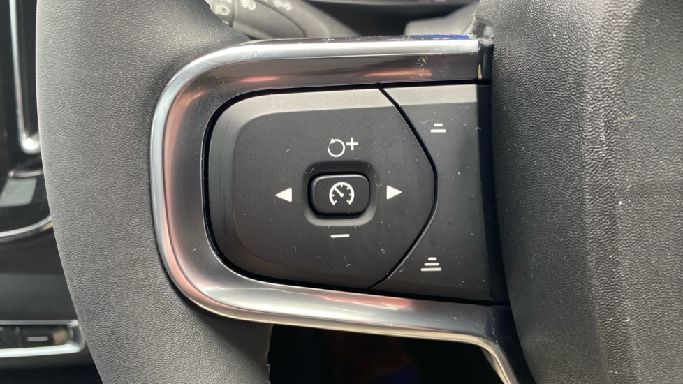 Volvo XC40 2.0 B4P Ultimate Dark 5dr Auto Petrol Estate - Image 21