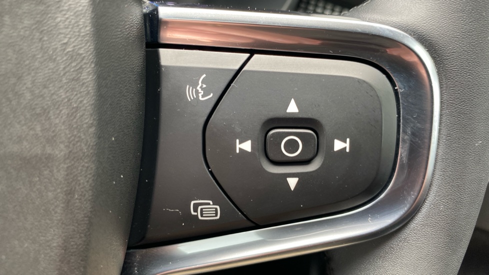 Volvo XC40 2.0 B4P Ultimate Dark 5dr Auto Petrol Estate - Image 22