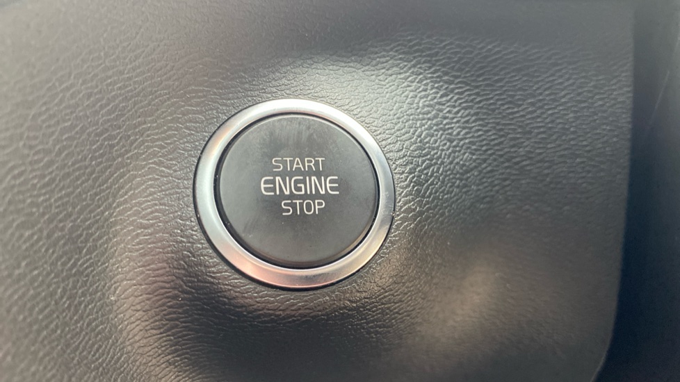Volvo XC40 2.0 B4P Ultimate Dark 5dr Auto Petrol Estate - Image 27