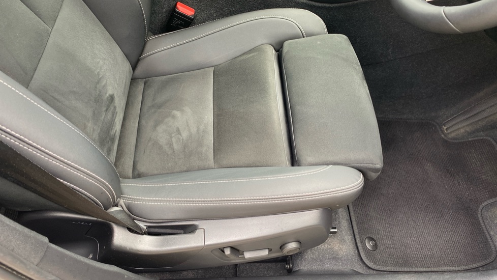 Volvo XC40 2.0 B4P Ultimate Dark 5dr Auto Petrol Estate - Image 30