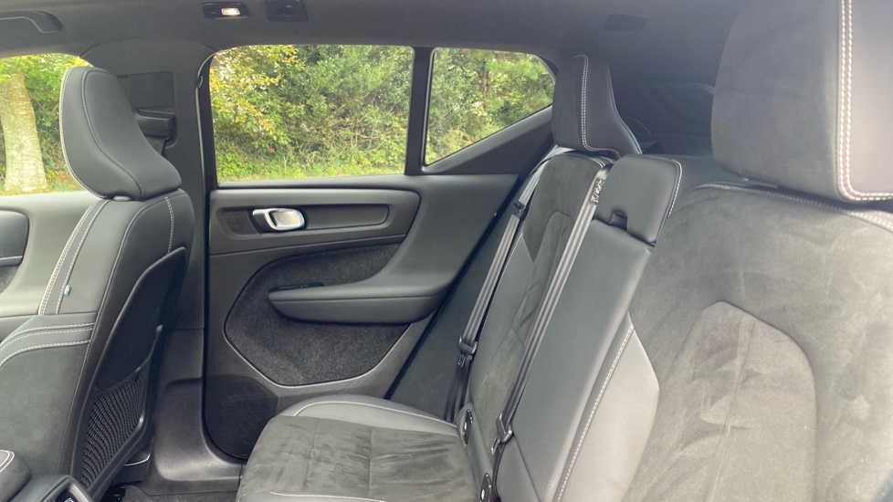 Volvo XC40 2.0 B4P Ultimate Dark 5dr Auto Petrol Estate - Image 33