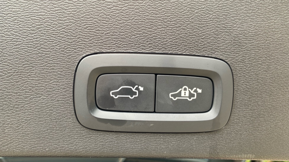 Volvo XC40 2.0 B4P Ultimate Dark 5dr Auto Petrol Estate - Image 35