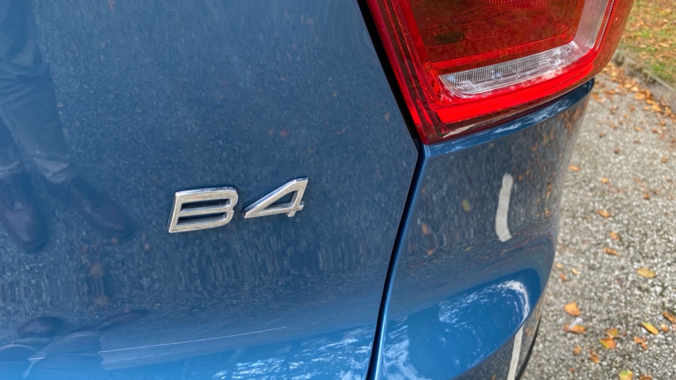 Volvo XC40 2.0 B4P Ultimate Dark 5dr Auto Petrol Estate - Image 40