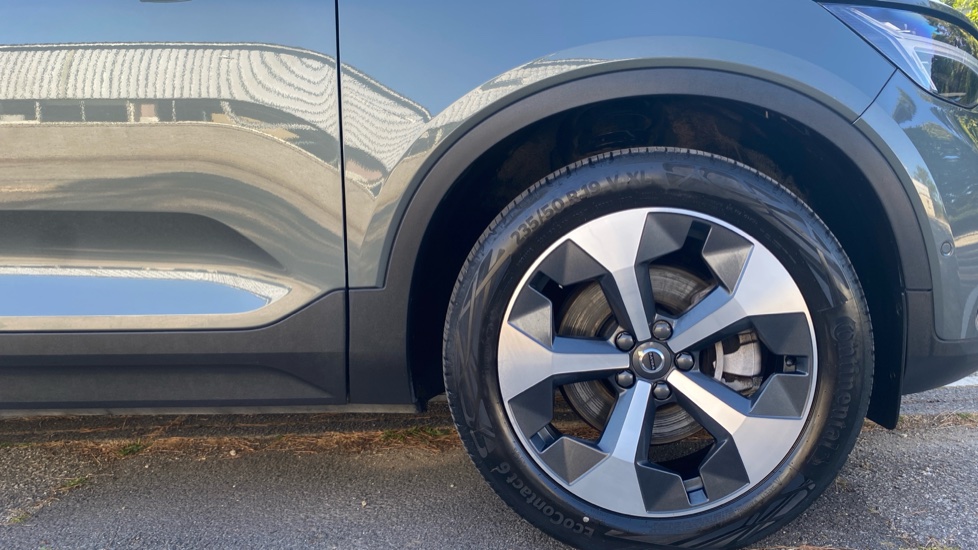 Volvo XC40 2.0 B4P Plus Pro Dark 5dr Auto Petrol Estate - Image 9