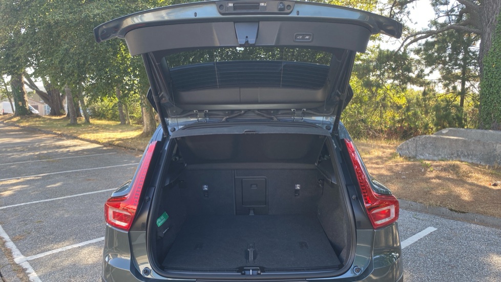 Volvo XC40 2.0 B4P Plus Pro Dark 5dr Auto Petrol Estate - Image 13
