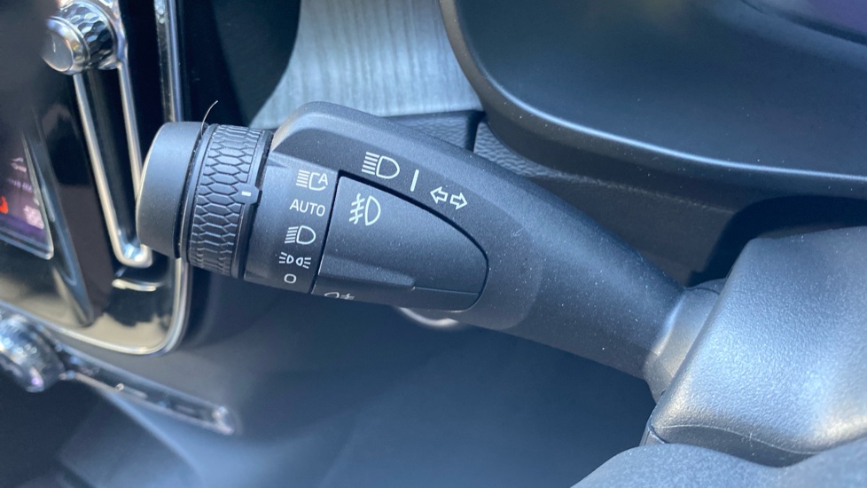 Volvo XC40 2.0 B4P Plus Pro Dark 5dr Auto Petrol Estate - Image 20