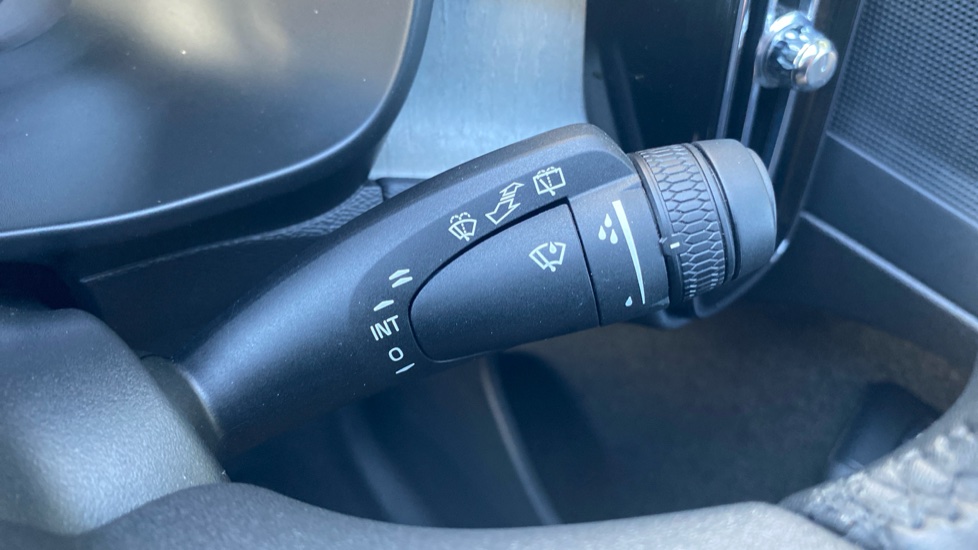 Volvo XC40 2.0 B4P Plus Pro Dark 5dr Auto Petrol Estate - Image 23