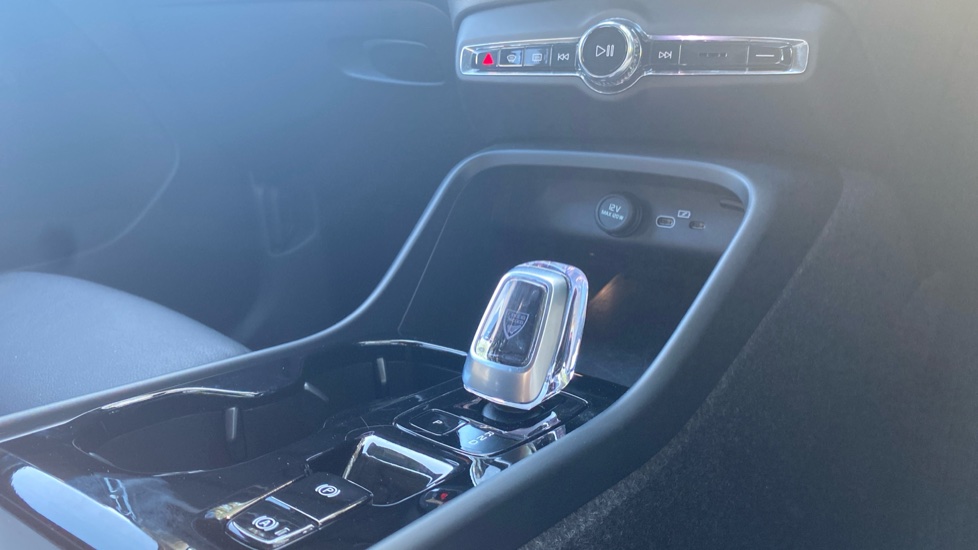 Volvo XC40 2.0 B4P Plus Pro Dark 5dr Auto Petrol Estate - Image 26