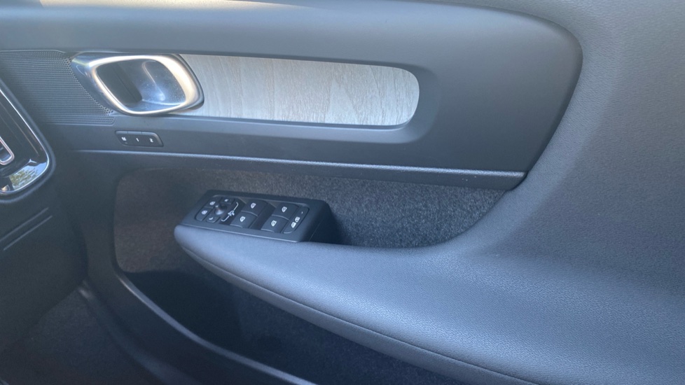 Volvo XC40 2.0 B4P Plus Pro Dark 5dr Auto Petrol Estate - Image 29