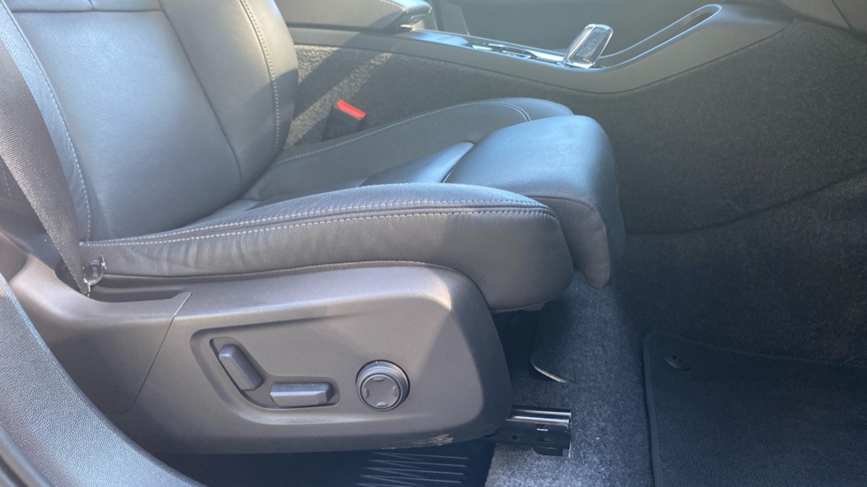 Volvo XC40 2.0 B4P Plus Pro Dark 5dr Auto Petrol Estate - Image 30