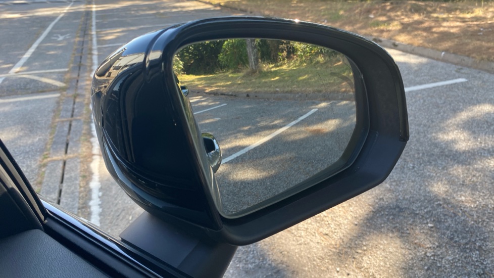 Volvo XC40 2.0 B4P Plus Pro Dark 5dr Auto Petrol Estate - Image 32
