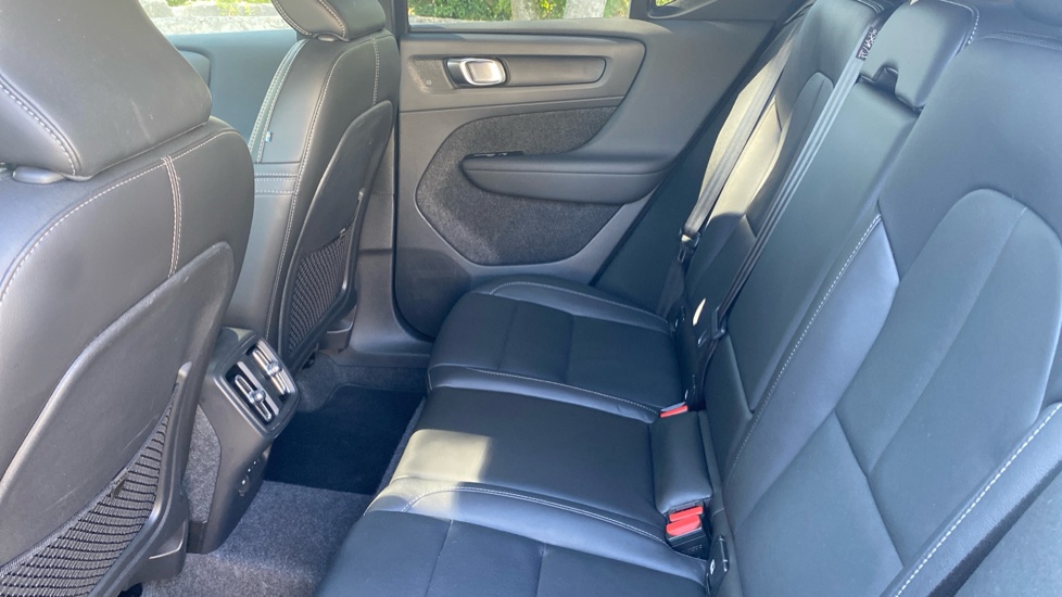 Volvo XC40 2.0 B4P Plus Pro Dark 5dr Auto Petrol Estate - Image 33
