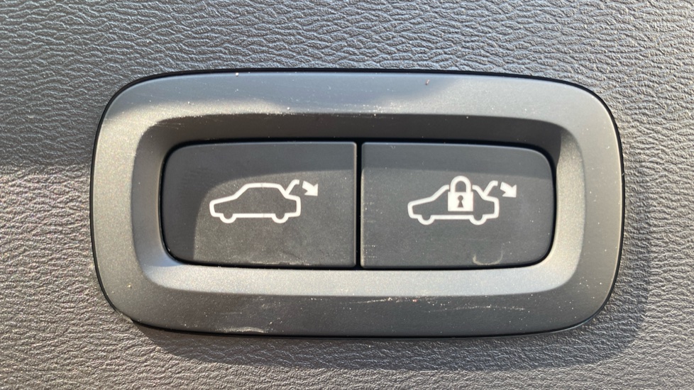 Volvo XC40 2.0 B4P Plus Pro Dark 5dr Auto Petrol Estate - Image 35