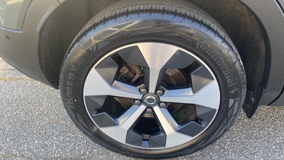 Volvo XC40 2.0 B4P Plus Pro Dark 5dr Auto Petrol Estate - Image 38