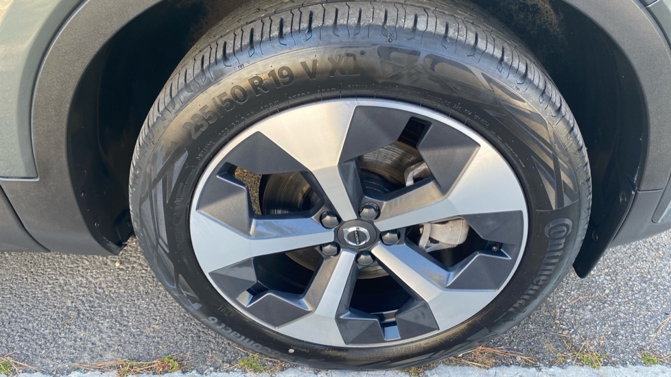 Volvo XC40 2.0 B4P Plus Pro Dark 5dr Auto Petrol Estate - Image 39