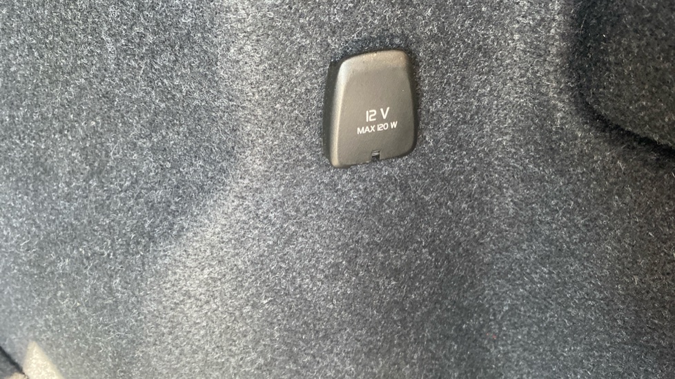 Volvo XC40 2.0 B4P Plus Pro Dark 5dr Auto Petrol Estate - Image 46