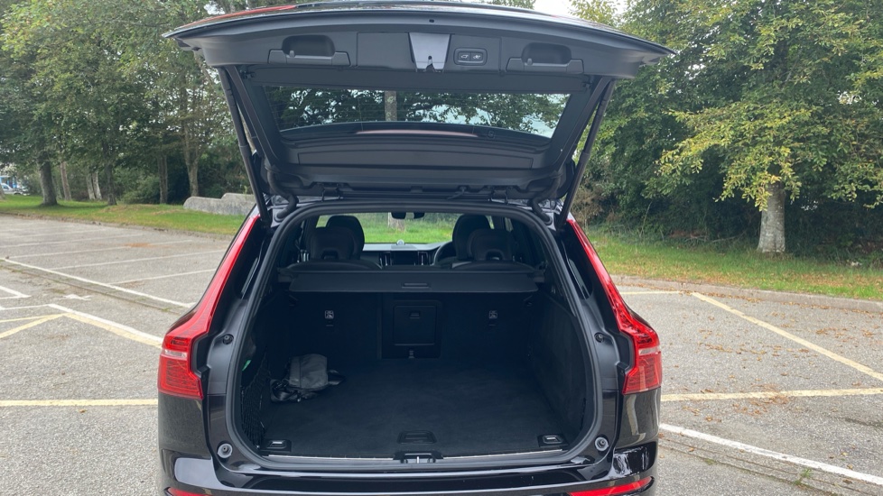 Volvo XC60 2.0 B5P Ultra Black Edition 5dr AWD Geartronic Petrol Estate - Image 13