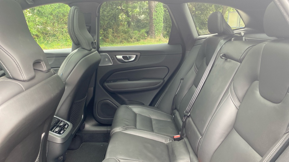 Volvo XC60 2.0 B5P Ultra Black Edition 5dr AWD Geartronic Petrol Estate - Image 33